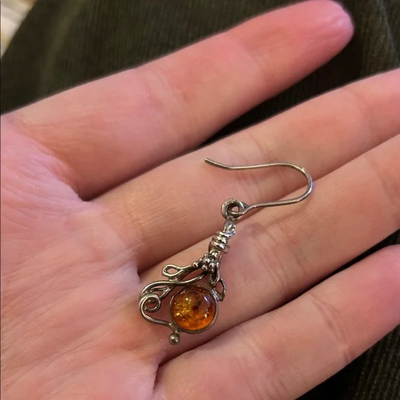 Elegant Silver and Amber Earrings - Picture 2 of 4